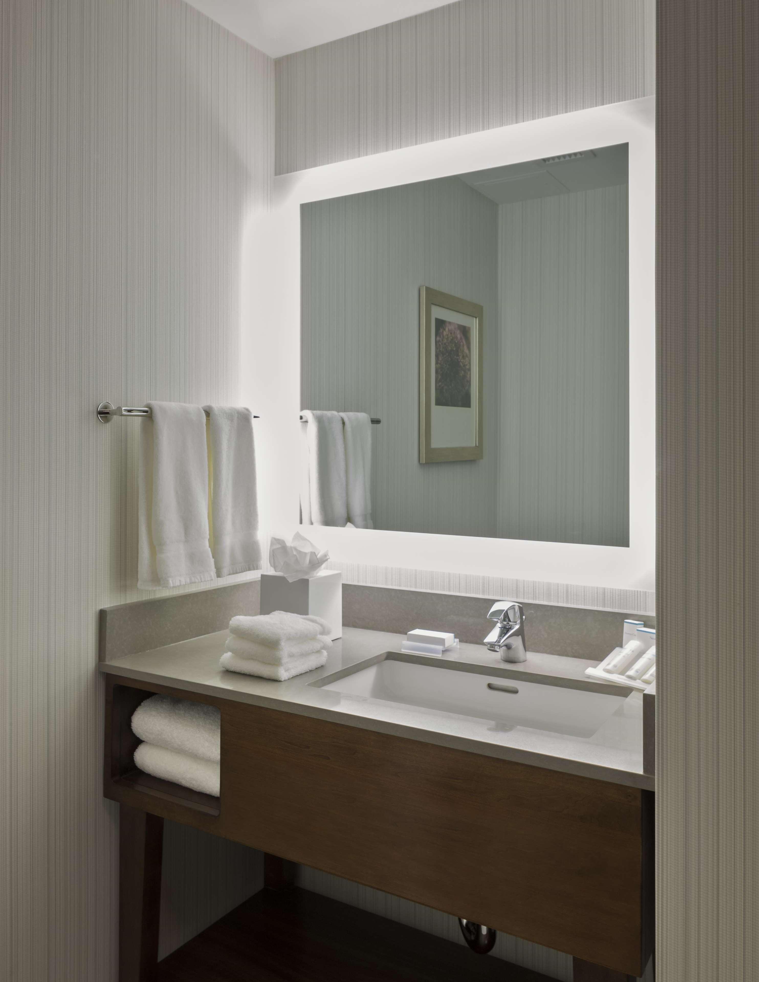 Hilton Garden Inn Long Island City Нью-Йорк Экстерьер фото