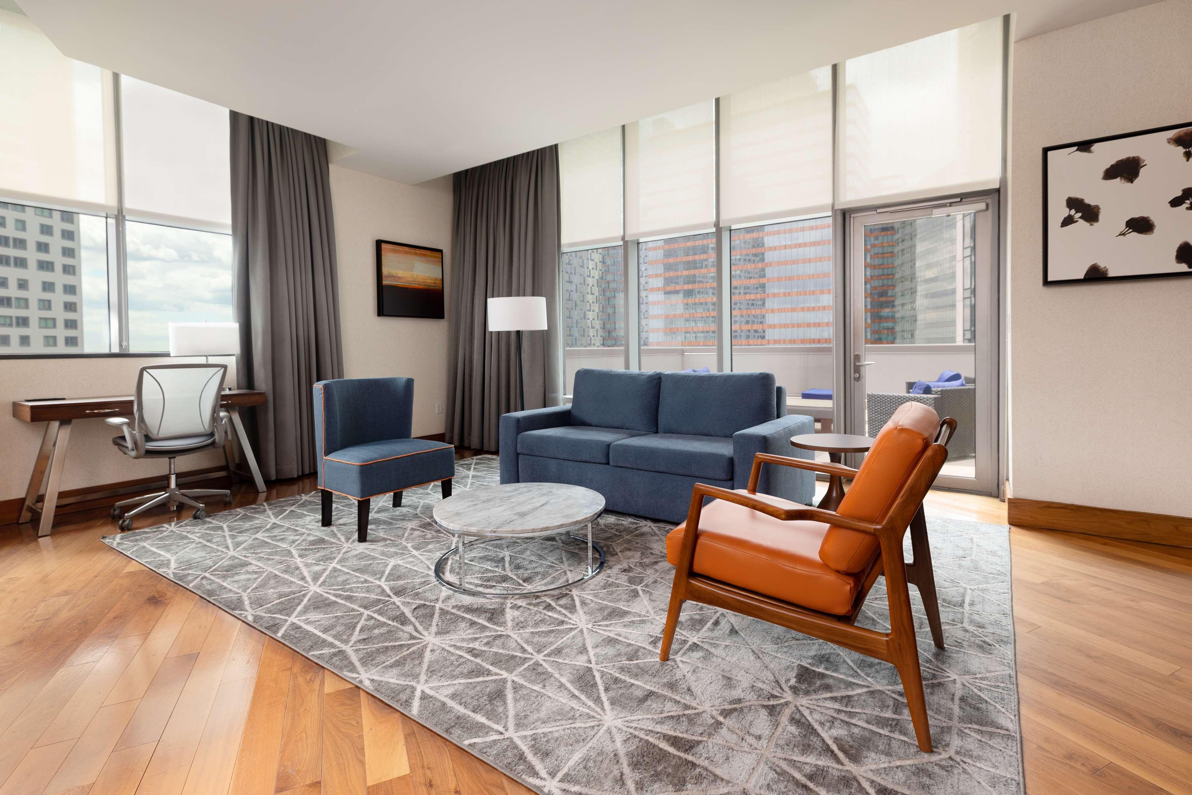 Hilton Garden Inn Long Island City Нью-Йорк Экстерьер фото