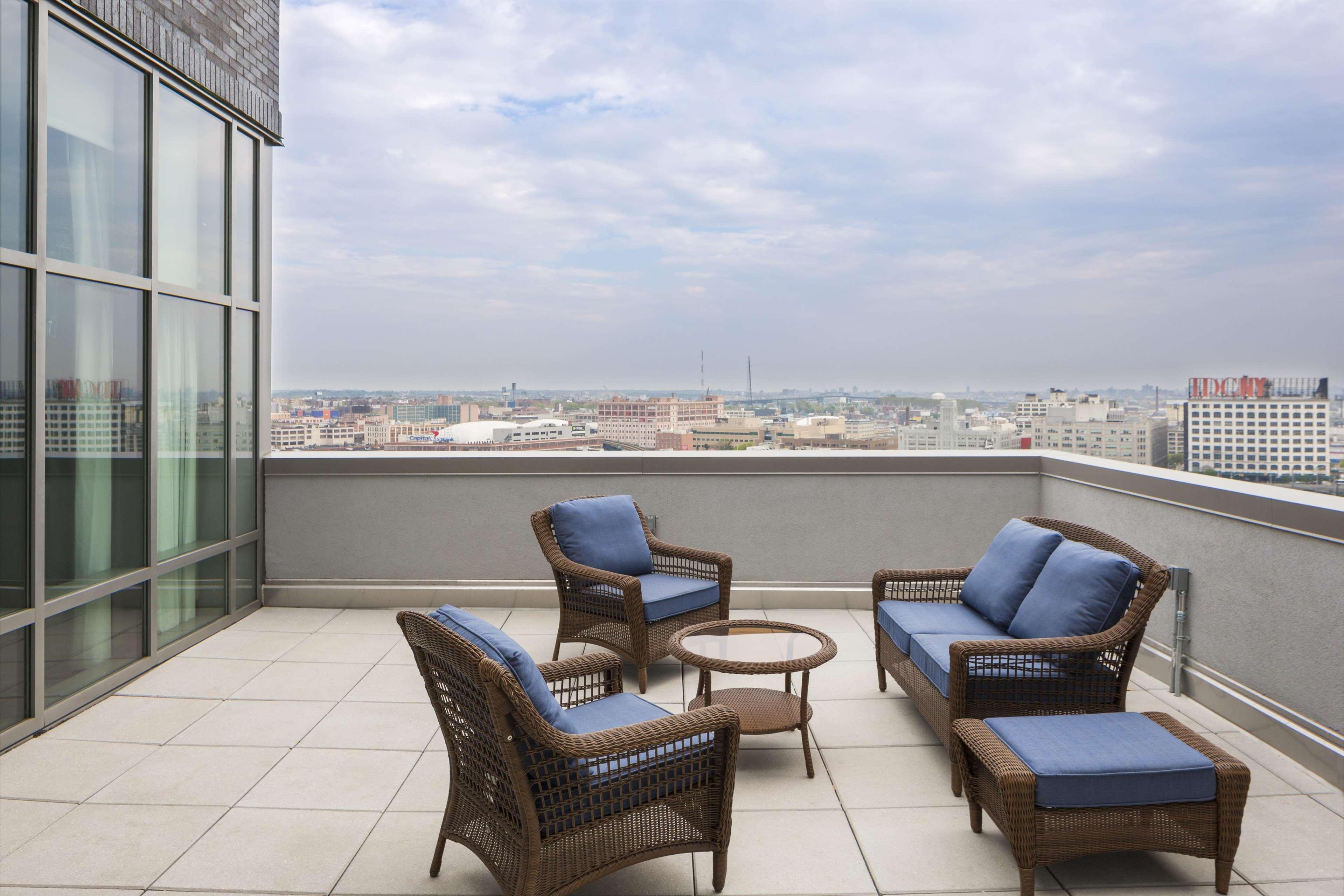 Hilton Garden Inn Long Island City Нью-Йорк Экстерьер фото